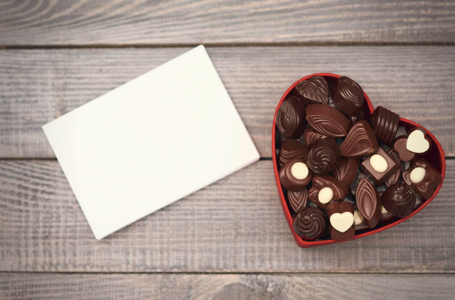 En guide til smagsfulde bryllupsgaver: Chokolade, vin og delikatesser