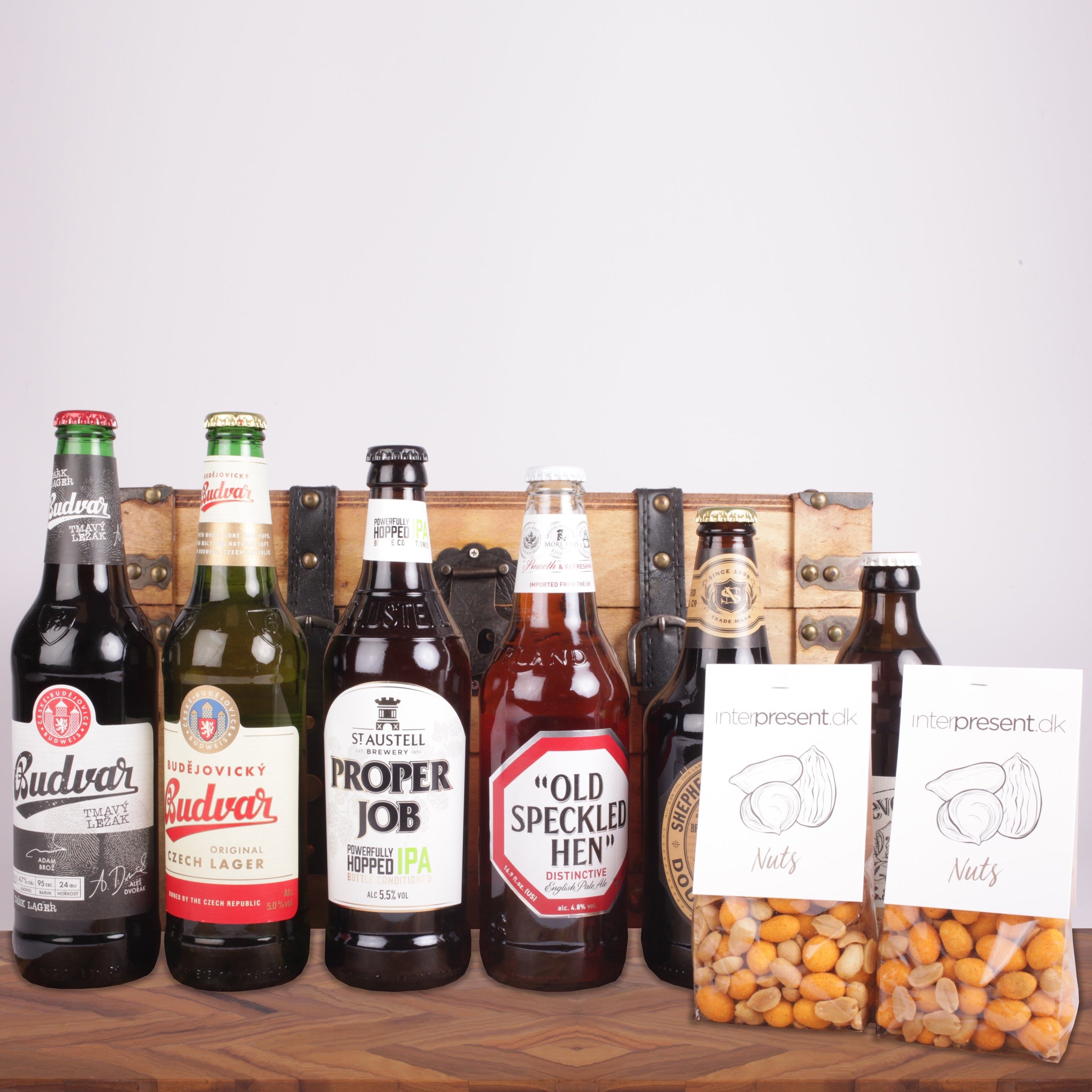 6 stk. special øl i luksus trækuffert & sprøde snacks