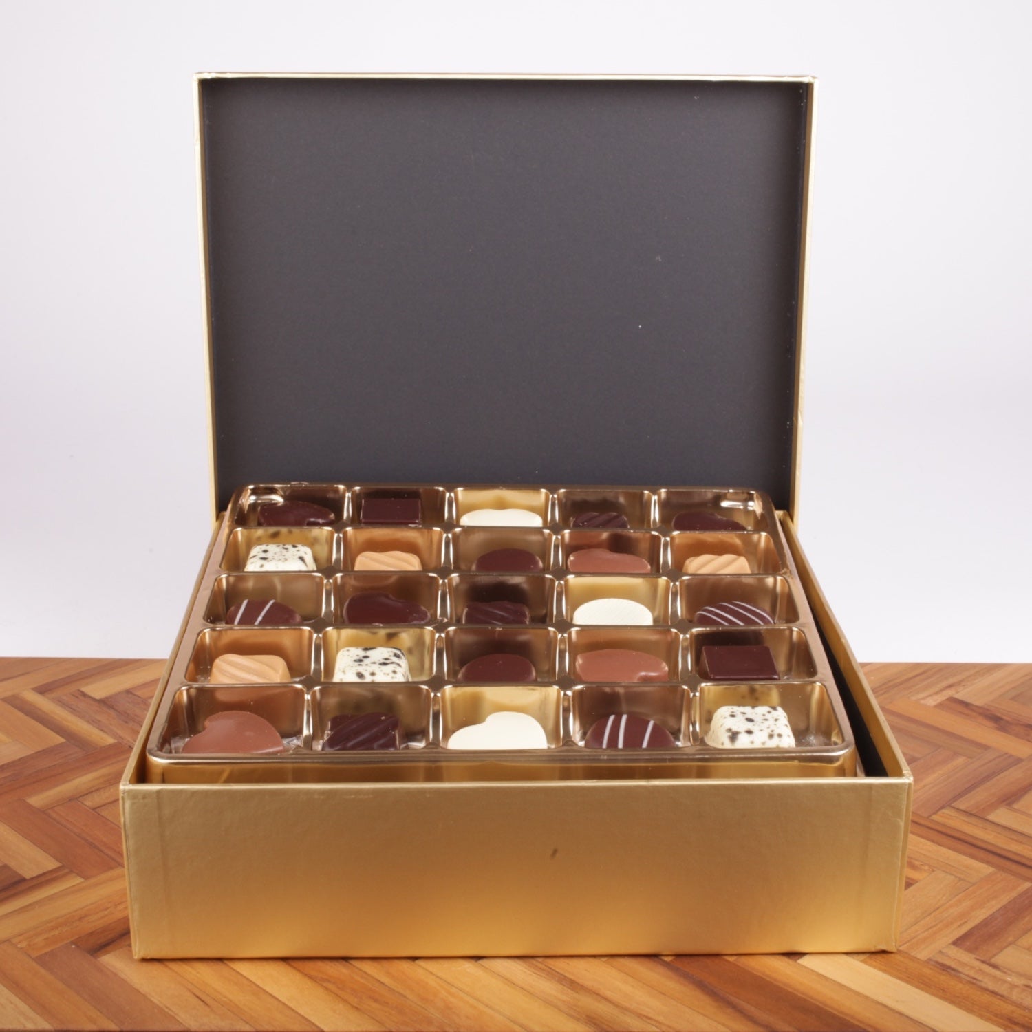 Dansk dessertchokolade i stor guldæske