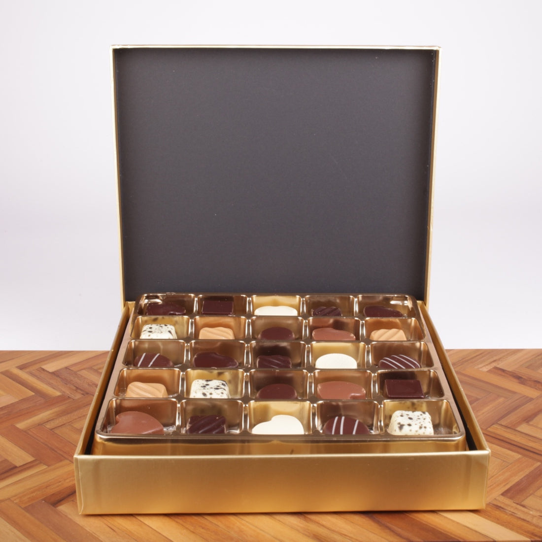 Dansk dessertchokolade i stor guldæske