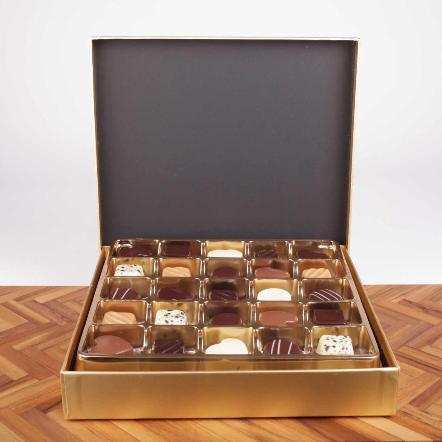 Dansk dessertchokolade i stor guldæske