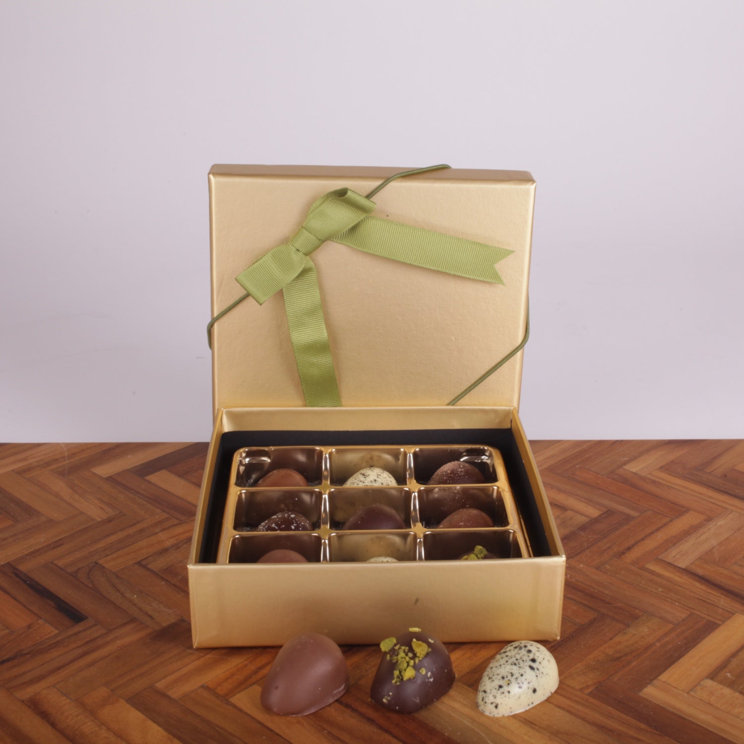 Guldæske med dansk marcipan- og dessertæg Mellem