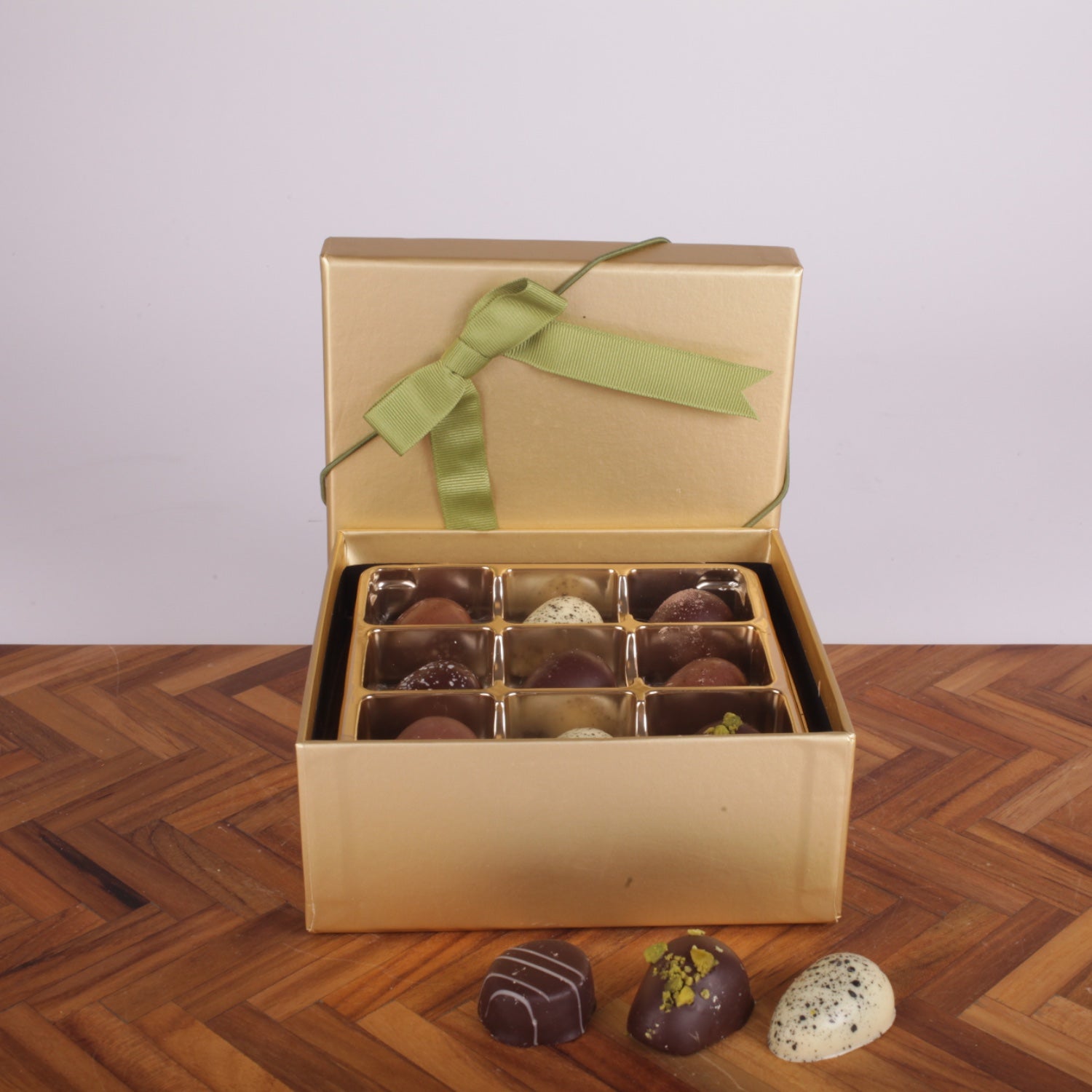 Guldæske med dansk marcipan- og dessertæg Mellem