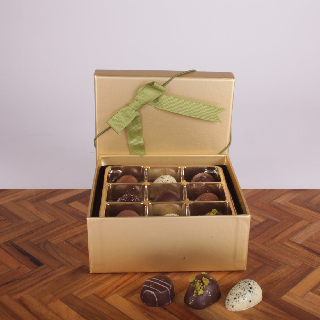 Guldæske med dansk marcipan- og dessertæg Mellem