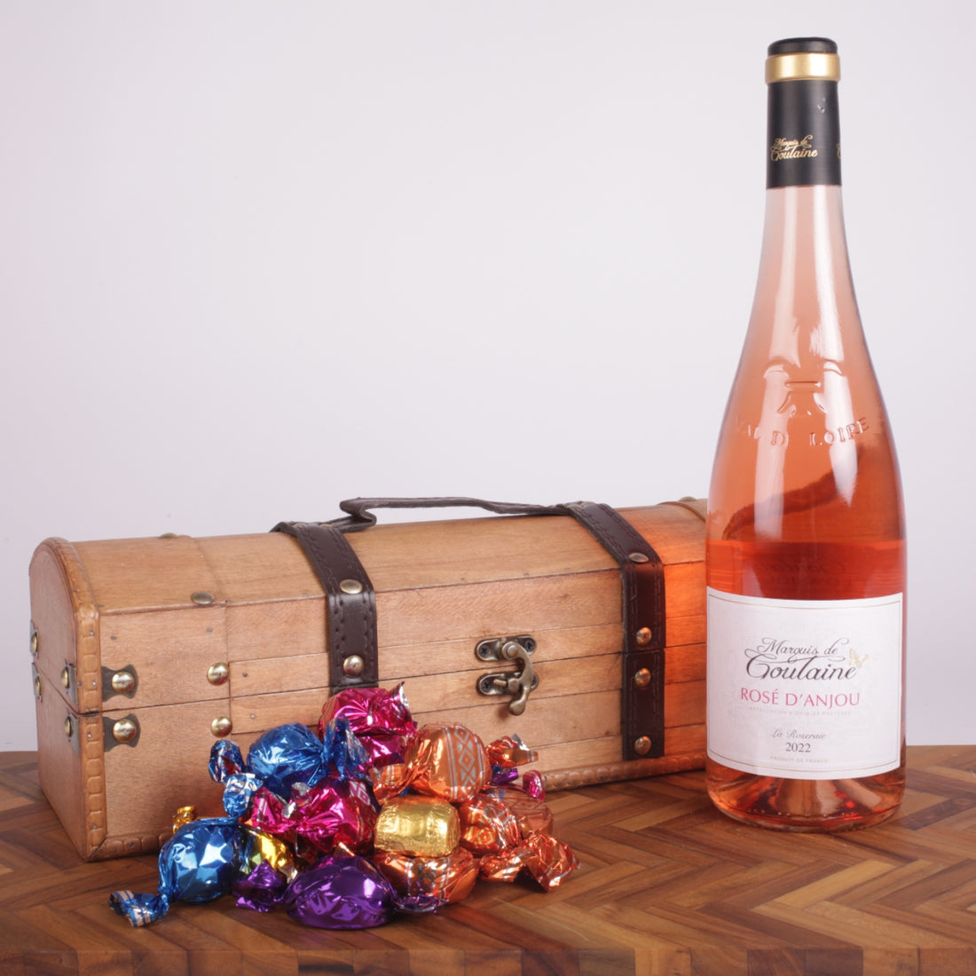 Rosé med godter i trækiste