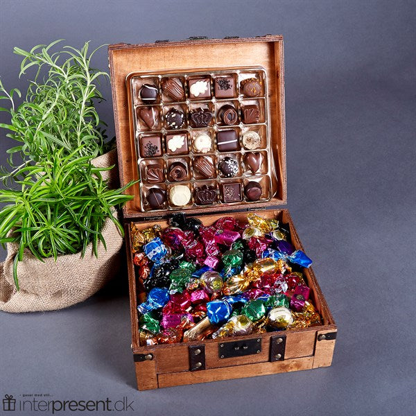 25 stk. dansk dessertchokolade og 1000 g. blandede godter i træskrin