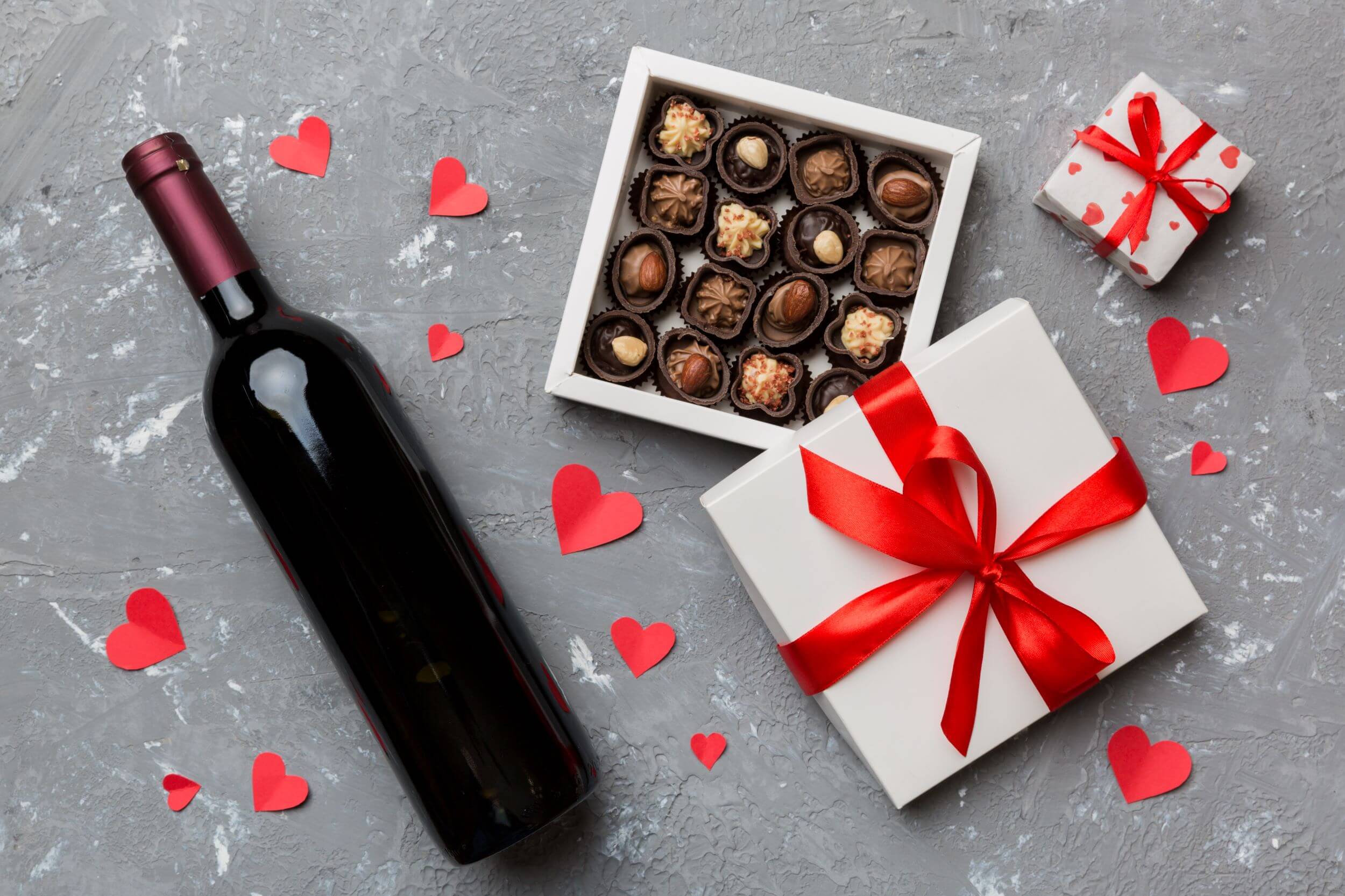 Den sødeste romantiske gave til hende: Chokolade og vin i skøn forening