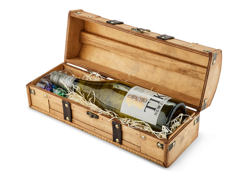 TIKI hvidvin fra New Zealand & chokolade i trækiste