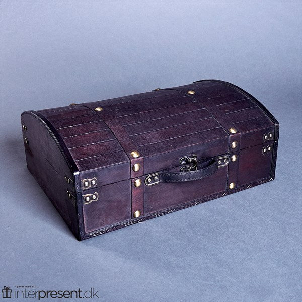 Trækasse med italiensk rødvin og chokolade